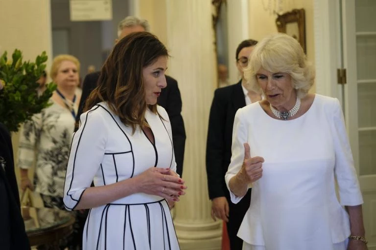 Η Μπέτυ Μπαζιάνα ξεναγούσε την Καμίλα στο Μουσείο Μπενάκη και ο βασιλικός οίκος της Βρετανίας της άλλαζε το όνομα